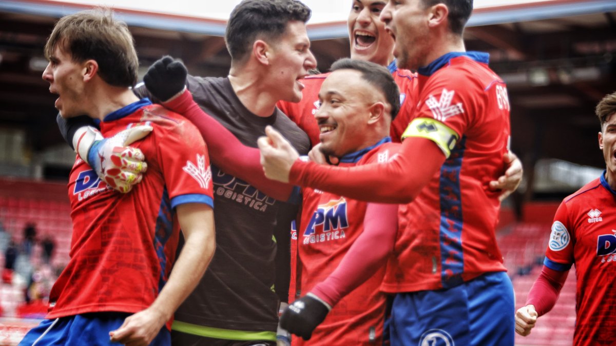 Los jugadores rojillos buscan tres puntos que les permitan acercarse a la zona de play off.