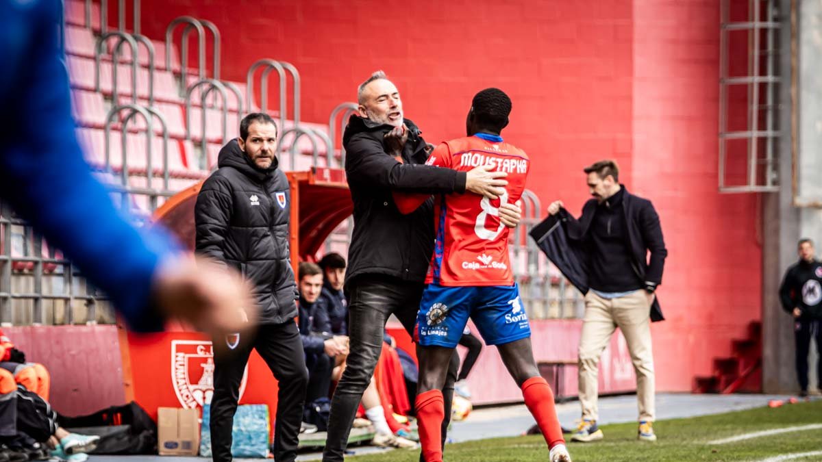 Ángel Rodríguez y Moustapha se abrazan tras el gol de Juancho que daba la victoria ante el Ourense
