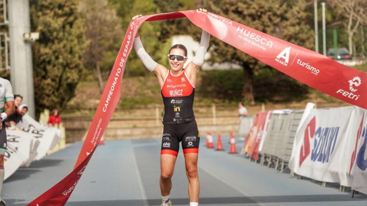 Marina Muñoz cruza la línea de meta en Huesca.