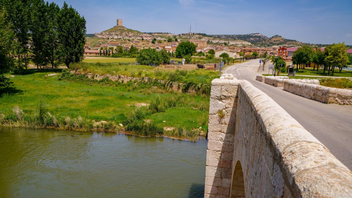 El Puente de Langa de Duero, último puente sobre el Duero en la provincia de Soria, conecta el municipio con Castillejo de Robledo mientras el perfil histórico de la villa se recorta en el horizonte