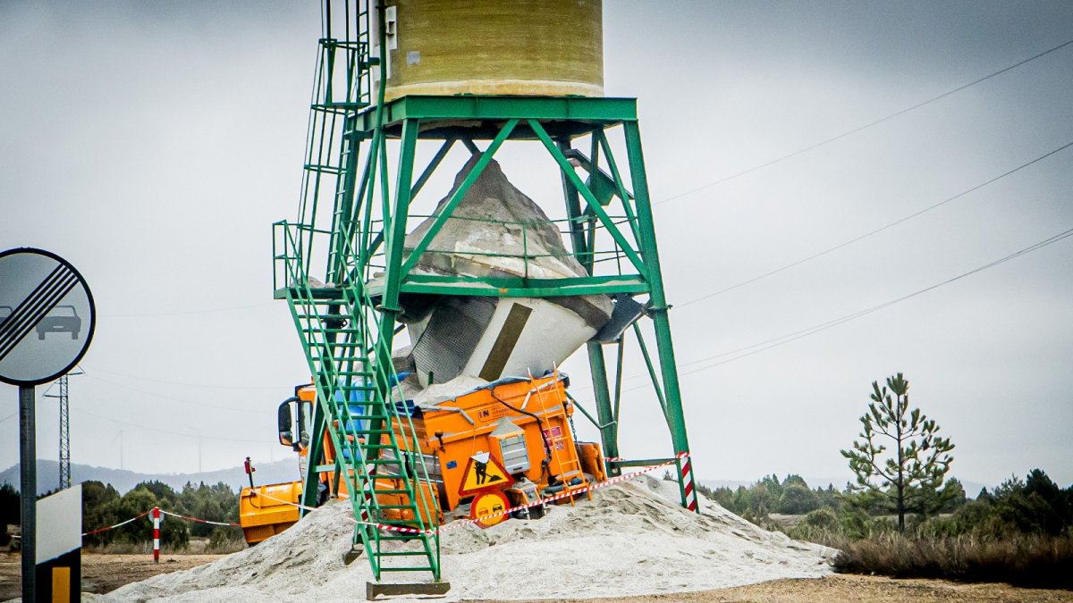 El camión, claramente dañado tras caer la tolva y una gran cantidad de sal.