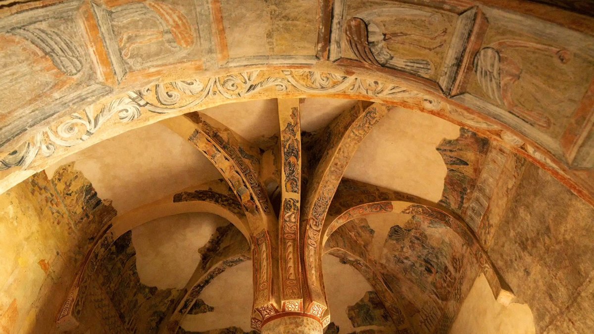 La columna central que se abre como una palmera es el elemento más sorprendente de la Ermita de San Baudelio, una solución arquitectónica única del siglo XI.