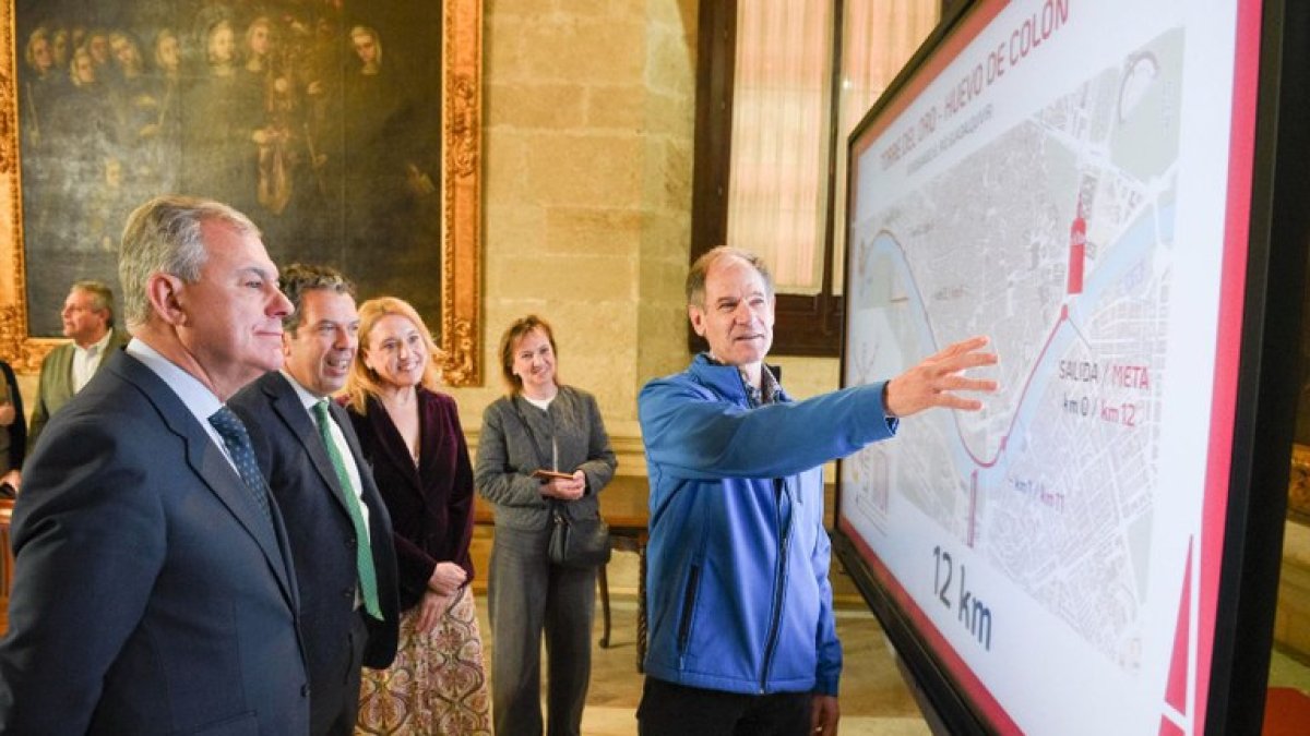 Abel Antón en el Ayuntamiento de Sevilla viendo el plano del circuito que lleve su nombre.