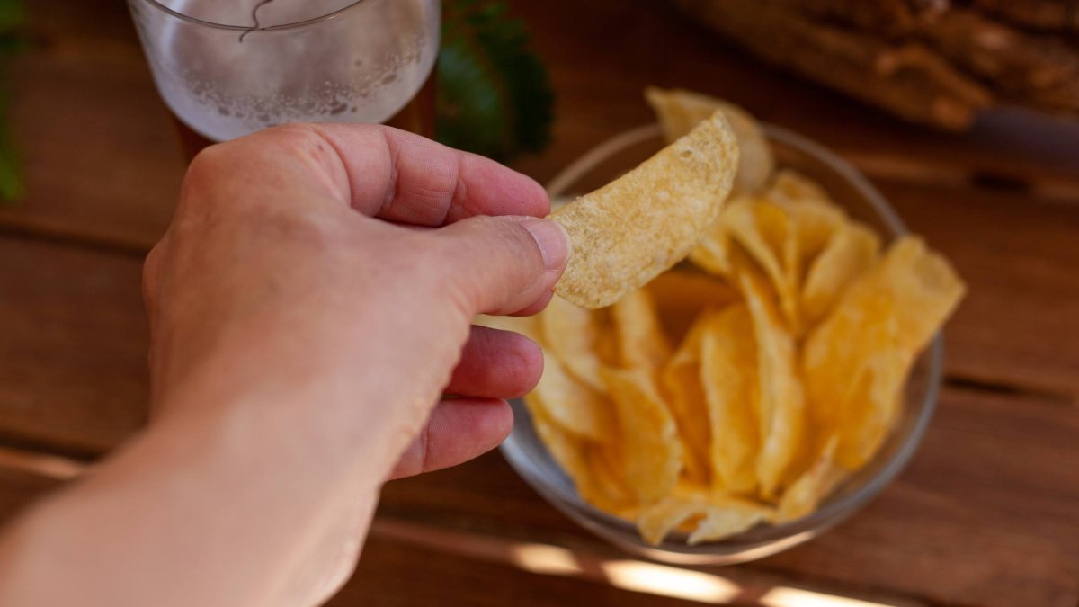 Una patata frita crujiente recién tomada del cuenco, el gesto más sencillo que confirma que cuando el producto es bueno, no necesita presentación.