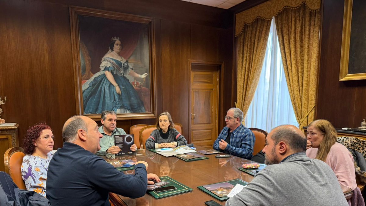 Responsables de la Diputación y de los hosteleros en la reunión de ayer.