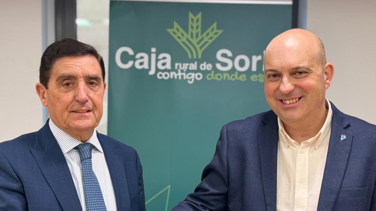 Apretón de manos de Carlos Martínez y Juan José Delgado en la renovación del acuerdo entre Caja Rural y Río Duero.