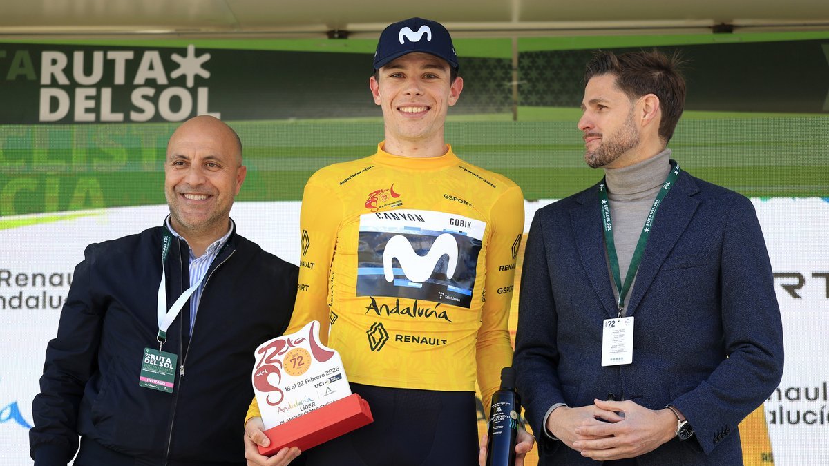 Iván Romeo con el jersey de líder de la Vuelta a Andalucía