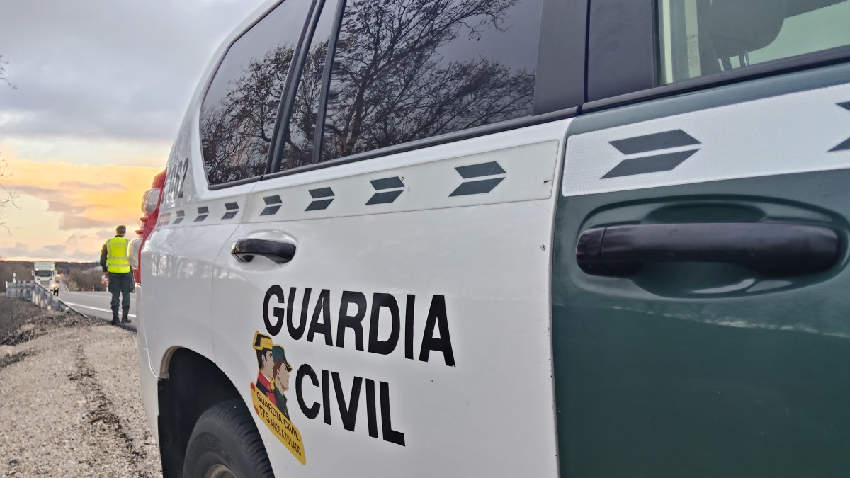 Vehículo de la Guardia Civil de Soria vigilando en una carretera.