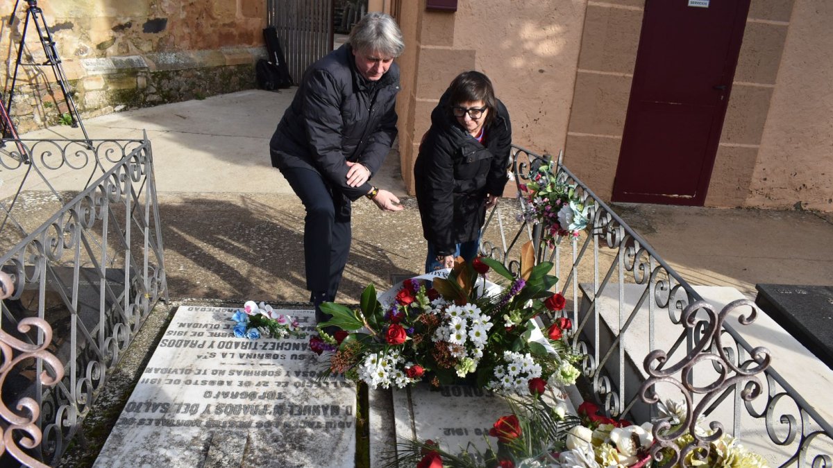 El alcalde de Soria y la concejala de Cultura en la ofrenda floral a Leonor.