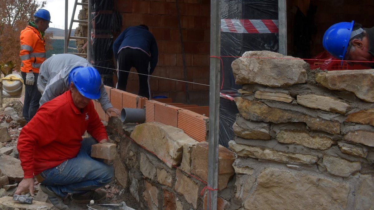 Última hacendera en el pueblo para seguir levantando El Refugio de Sarnago, que podría estrenar el aislante..