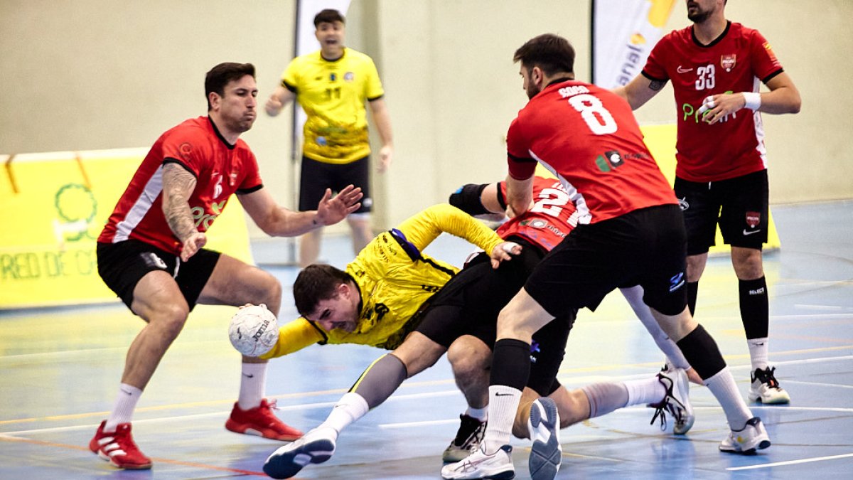 Balonmano Soria no pudo con el poderío del equipo sevillano, líder en la categoría Plata.