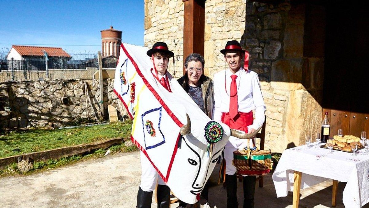 Los barroseros con una vecina durante su recorrido por Abejar.