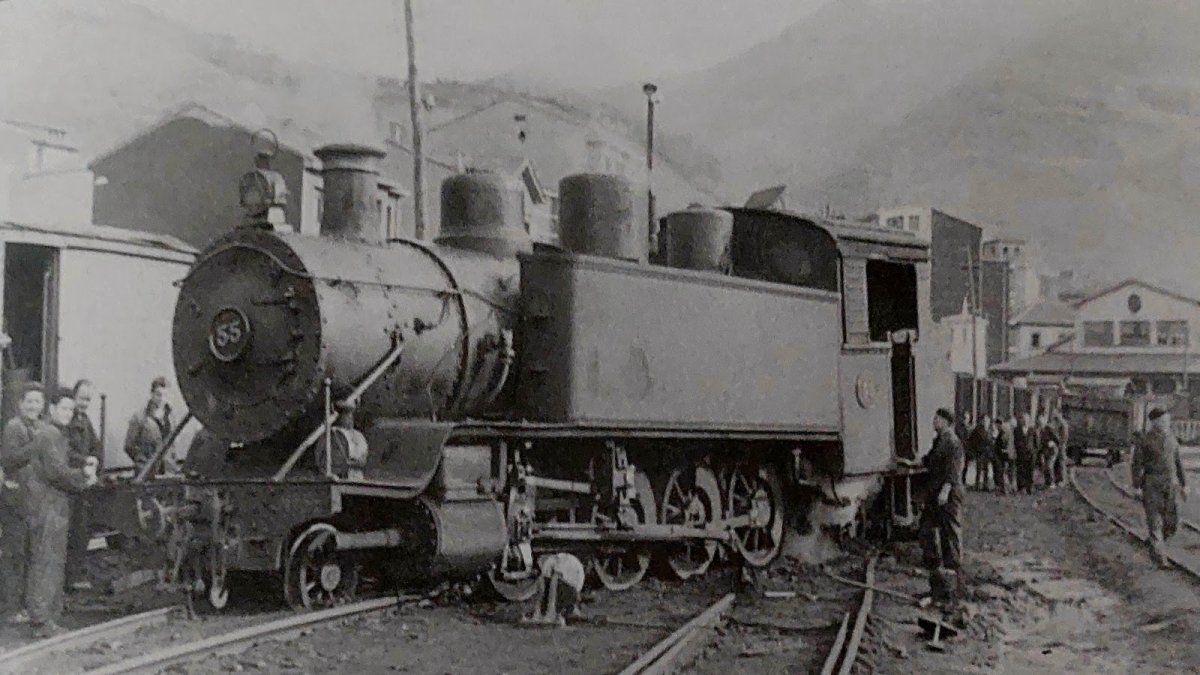 Descarrilamiento de la locomotora VA 55, del ferrocarril Vasco-Asturiano, antes Ólvega 21, «la Ólvega», en Moreda de Aller, Asturias.