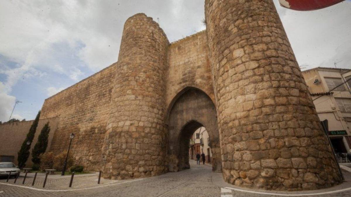 Una de las puertas del recinto amurallado de Almazán, ejemplo del poder defensivo y el legado medieval que aún conserva la villa soriana.