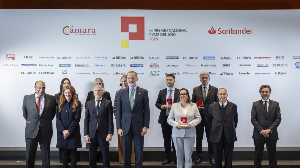 S.M. El Rey junto a los premiados y responsables de la organización.