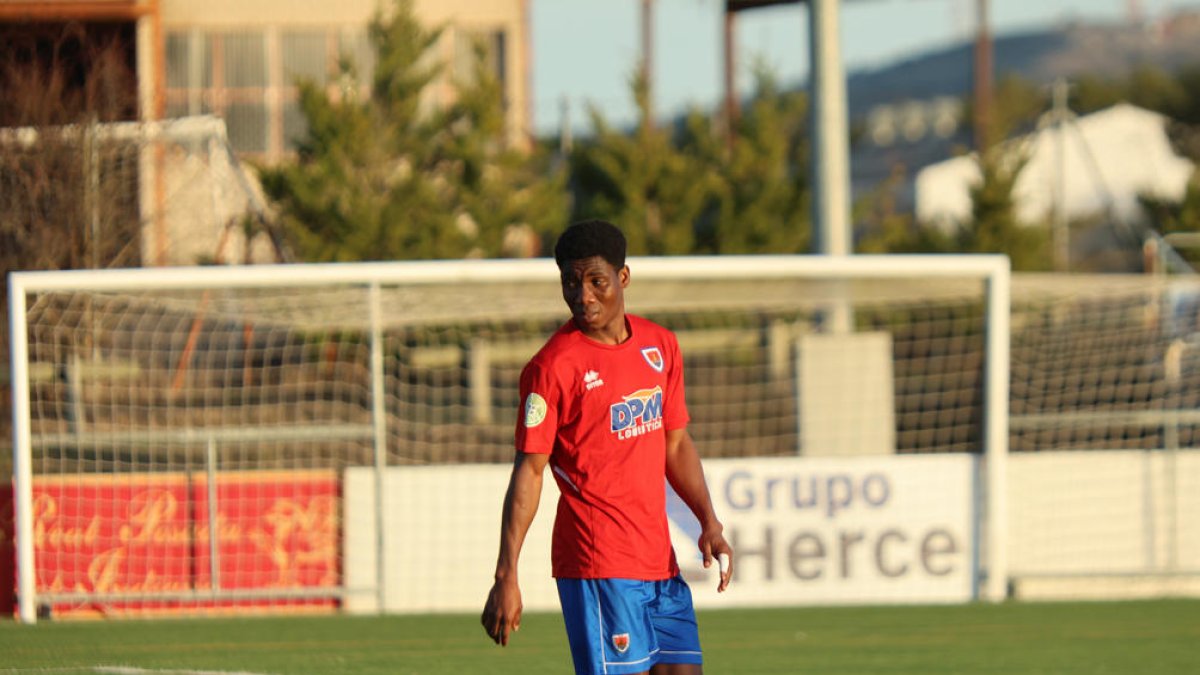 Un jugador del filial rojillo durante un partido en la Ciudad Deportiva.