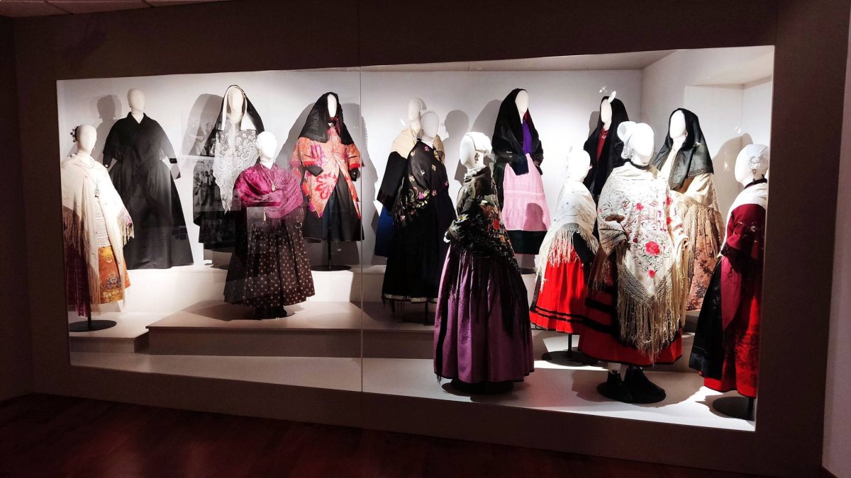 Faldas, mantones y bordados revelan la diversidad estética y social del traje popular en distintas localidades sorianas.