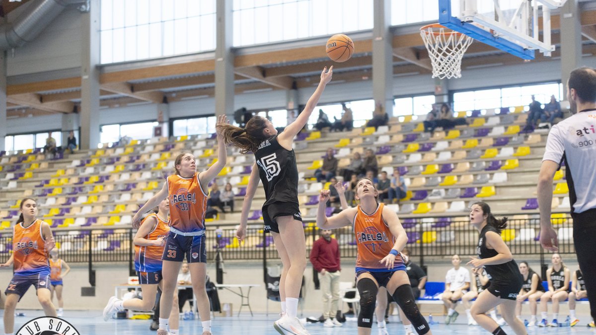 Una de las accione del encuentro de baloncesto femenino.