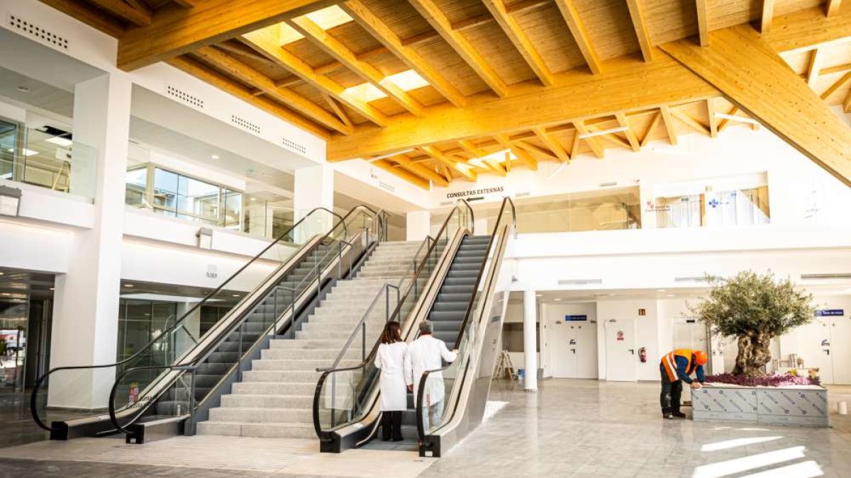 La entrada al hospital Santa Bárbara se realiza desde este jueves por el vestíbulo principal.