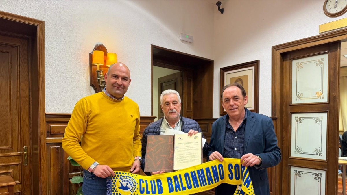 El diputado de Deportes, Sergio Frías, el presidente del BM Soria, Carlos Heras, y el presidente de la Diputación, Benito Serrano.