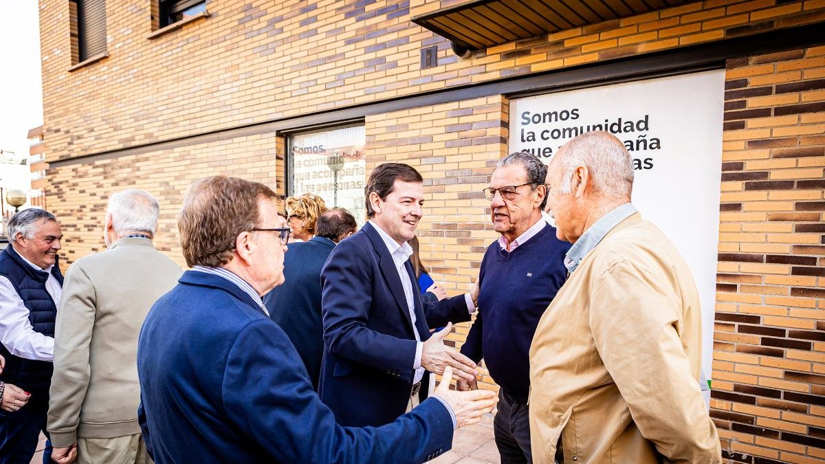 Mañueco durante su visita a la delegación de Soria de la AECC.