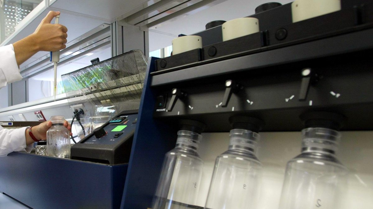Trabajando en un laboratorio.