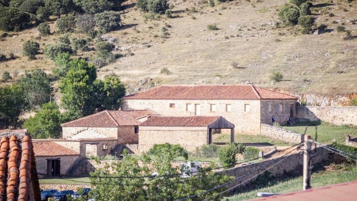 El Palacio de Hinojosa, edificado en 1581 y restaurado por el primer conde de la Puebla de Valverde, se levanta en el entorno rural de Hinojosa de la Sierra (Soria)