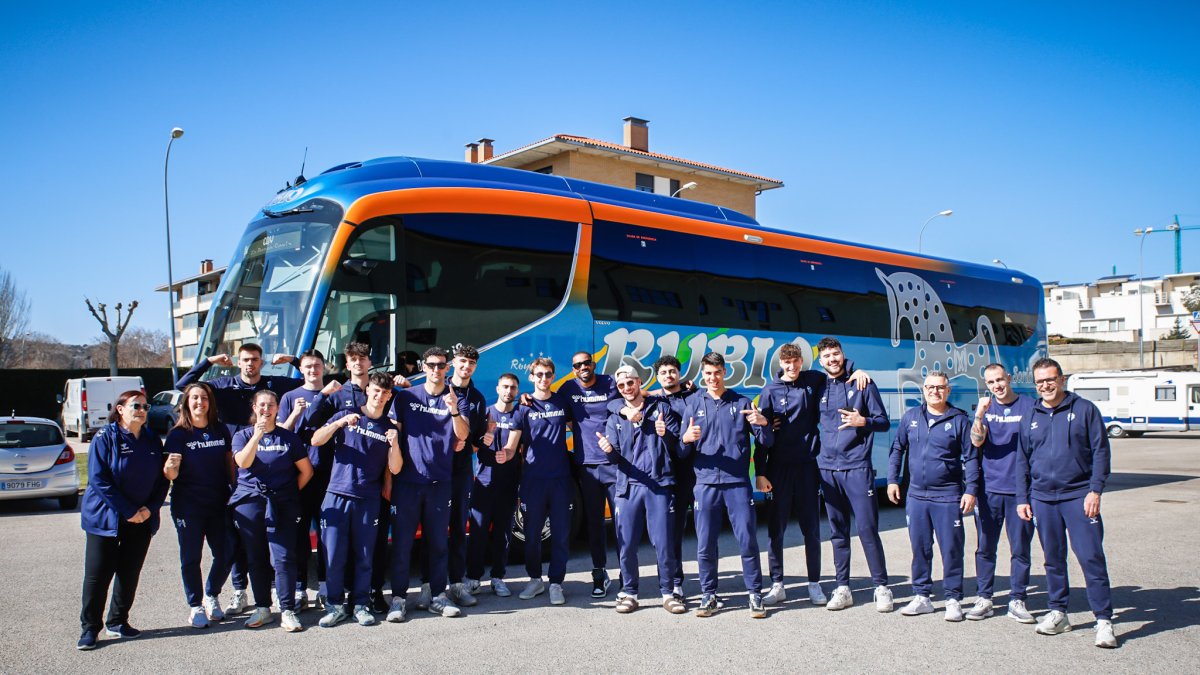 La plantilla y cuerpo técnico del C.V. Grupo Herce poco antes de emprender camino hacia Valencia.