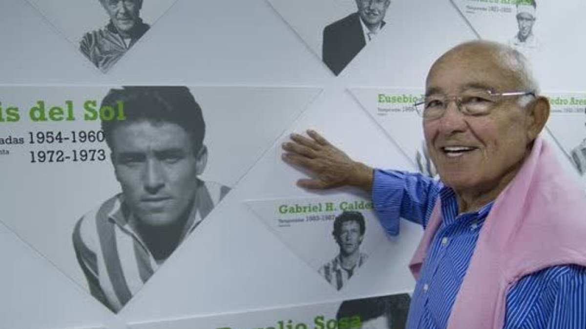 Luis del Sol posa junto a su imagen como verdiblanco.