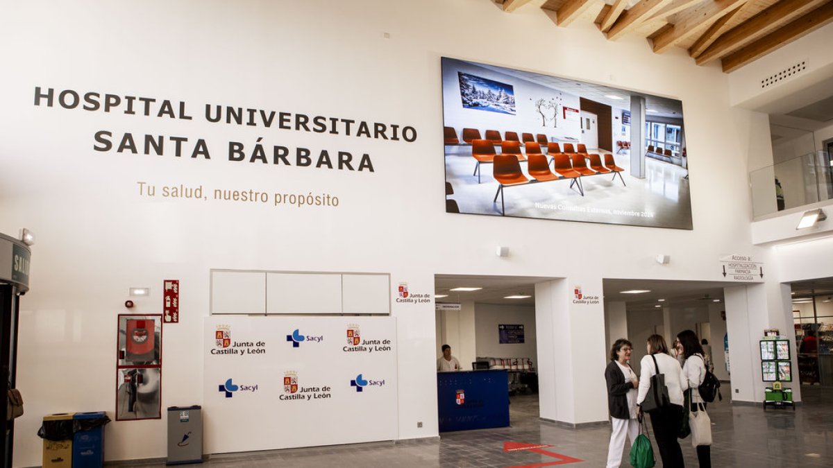 Entrada principal del Hospital Santa Bárbara de Soria. 