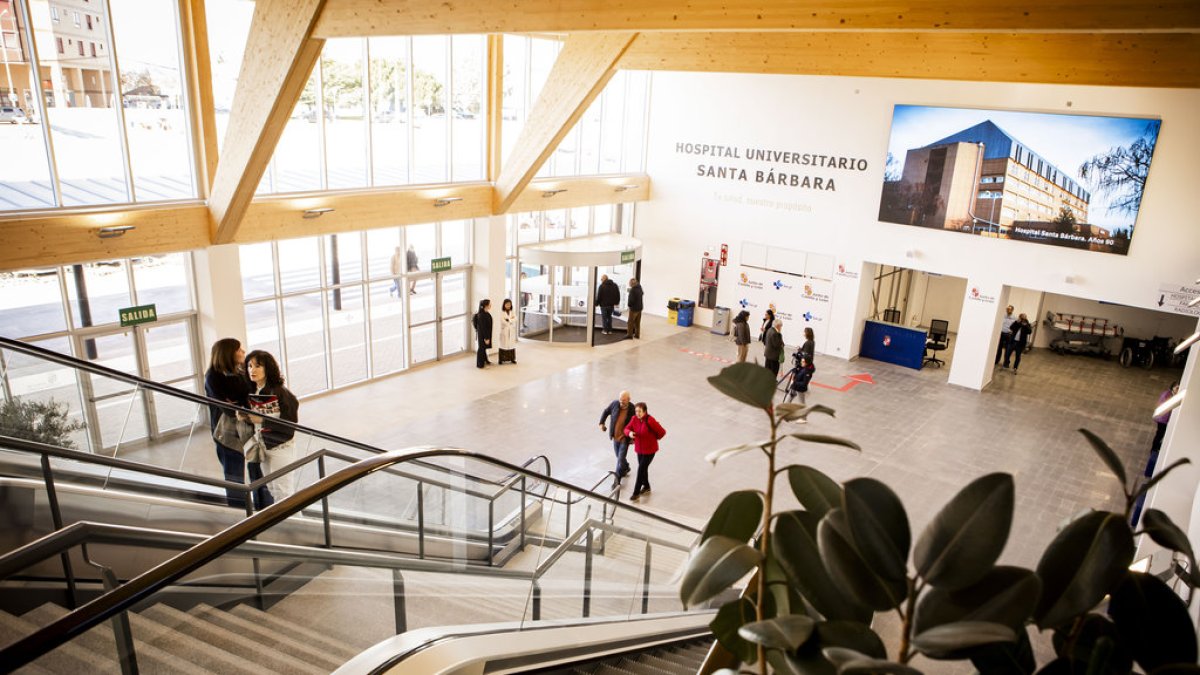 La entrada y el parking lucen con un nuevo aspecto