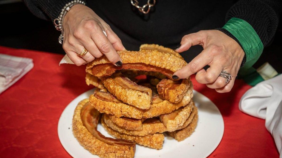 Plato de torreznos listo para ser degustado el producto en una de las fases del concurso.