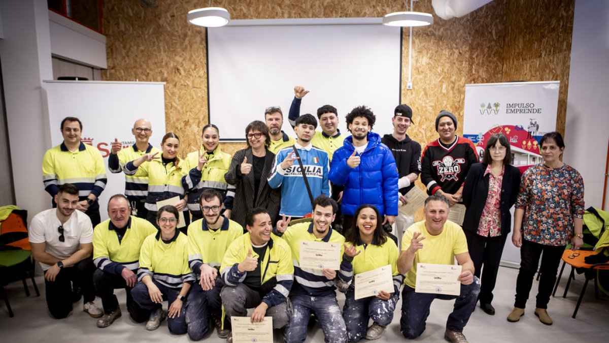 Los alumnos reciben su diploma tras un año de curso