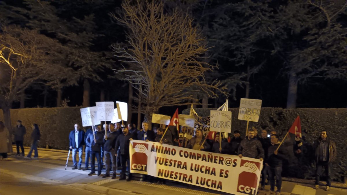 Concentración de los trabajadores de Losán en la noche de la pegada de carteles.