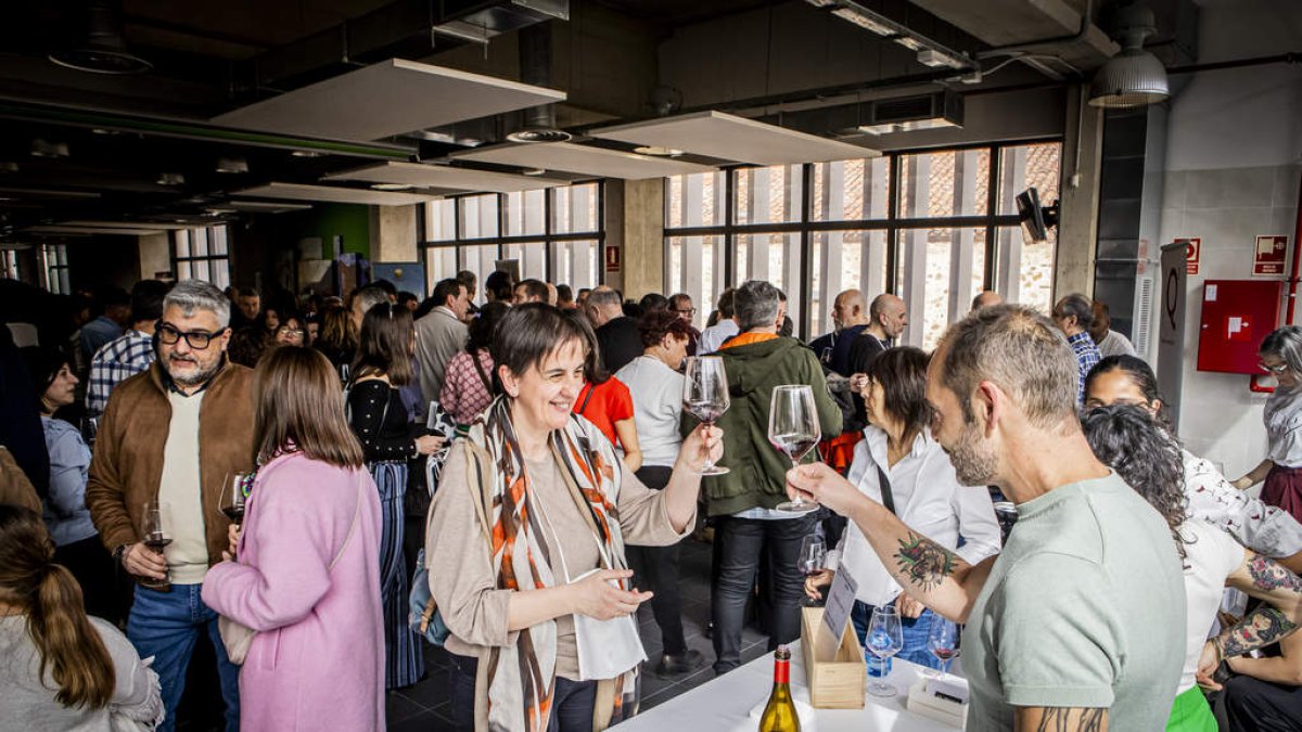 El encuentro de Viñas Viejas permitió acercar al mercado municipal de Soria algunos de sus vinos.