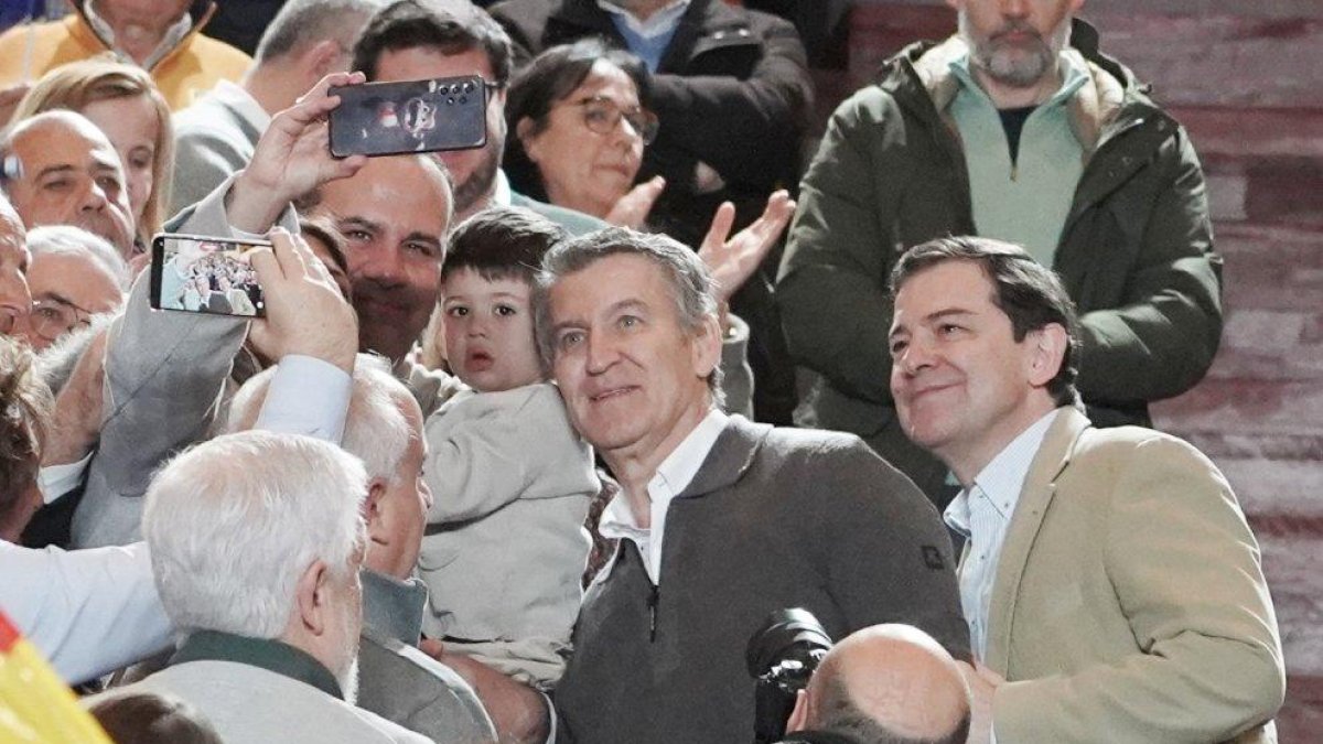 Feijóo y Mañueco se toman un 'selfie' en el acto en Ávila