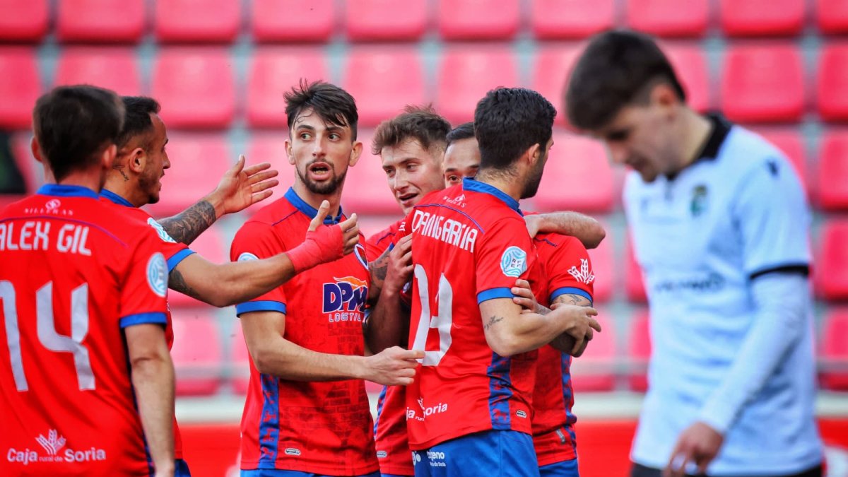 Los jugadores rojillos celebran uno de los goles anotados ante el Burgos Promesas.