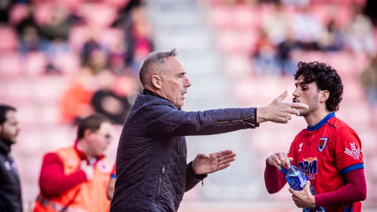 El técnico rojillo, Ángel Rodríguez, durante el partido del pasado fin de semana ante el Burgos Promesas