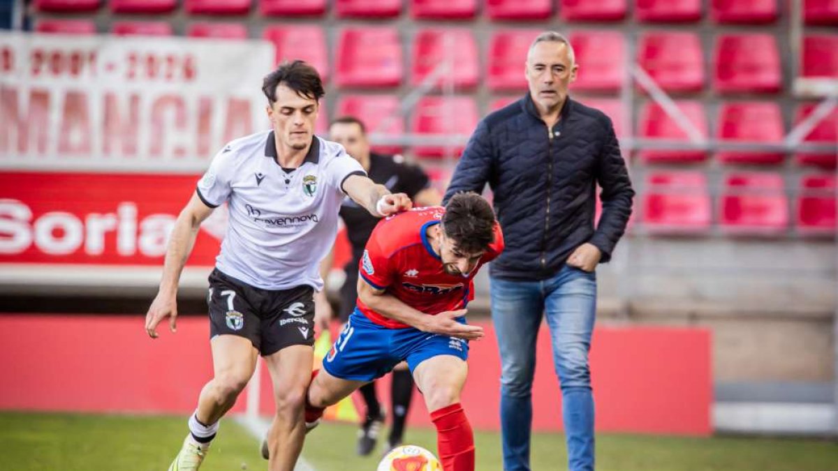 Ángel Rodríguez en el encuentro ante el Burgos B siguiendo de cerca la jugada entre Cristian Delgado y Jesús Ares.