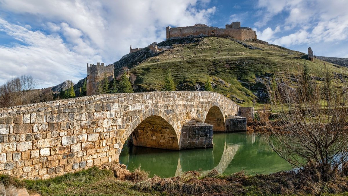 Desde el puente se obtiene una de las perspectivas más reconocibles del conjunto histórico de la villa.