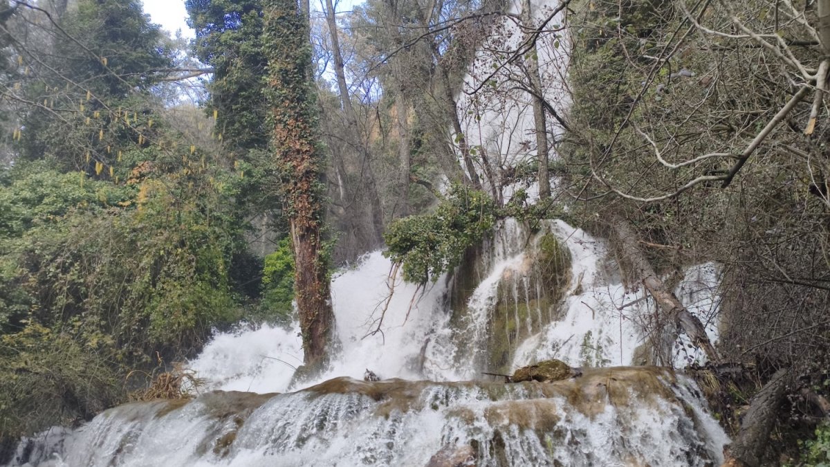 Cascada de la Toba en una imagen reciente alimentada por las lluvias y el deshielo.