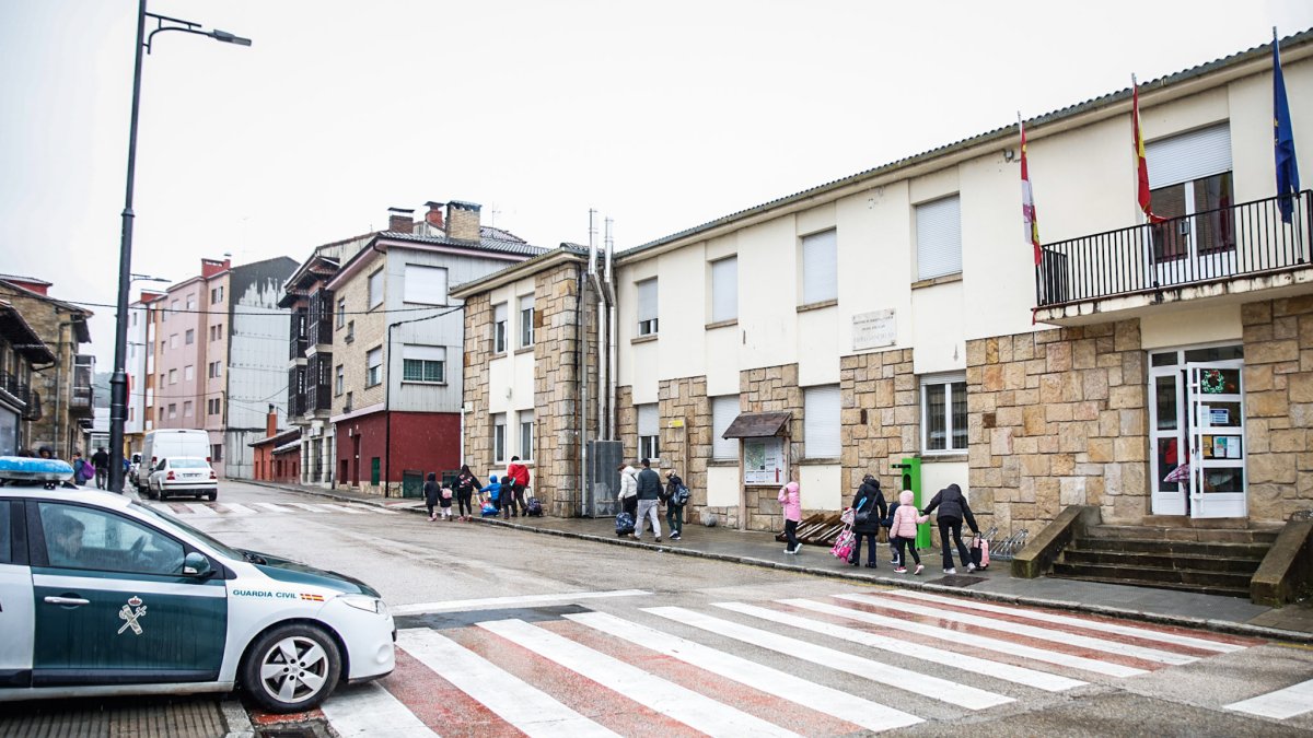 La Guardia Civil vigila la salida del colegio tras los altercados con el detenido hace un mes.