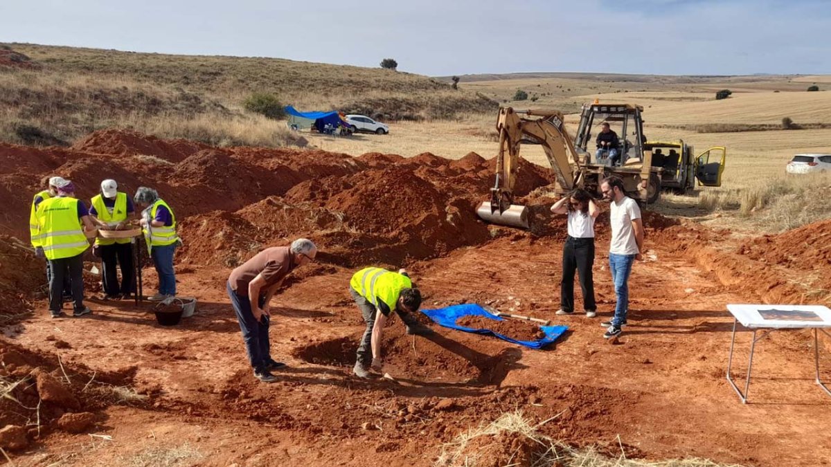 Trabajos realizados en la fosa de Riba de Escalote en la se extrajeron restos de fusilados.