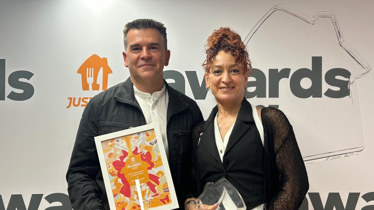 Los responsables de The Last Burger posan con el premio de Just Eat.