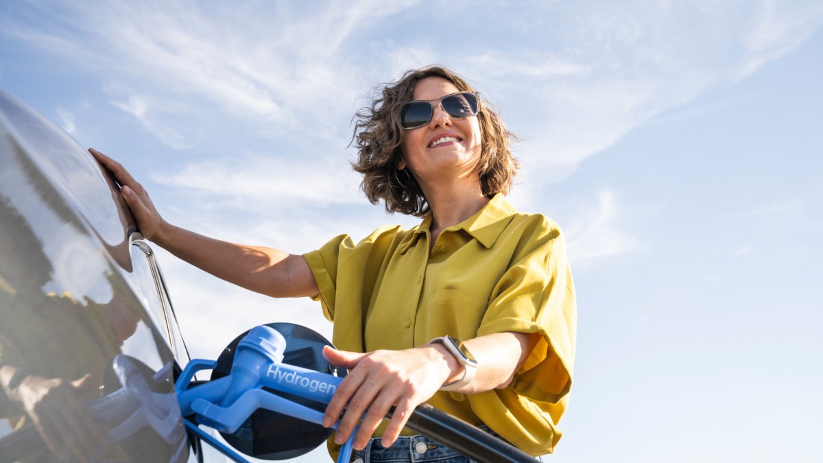 Mujer reposta en gasolinera