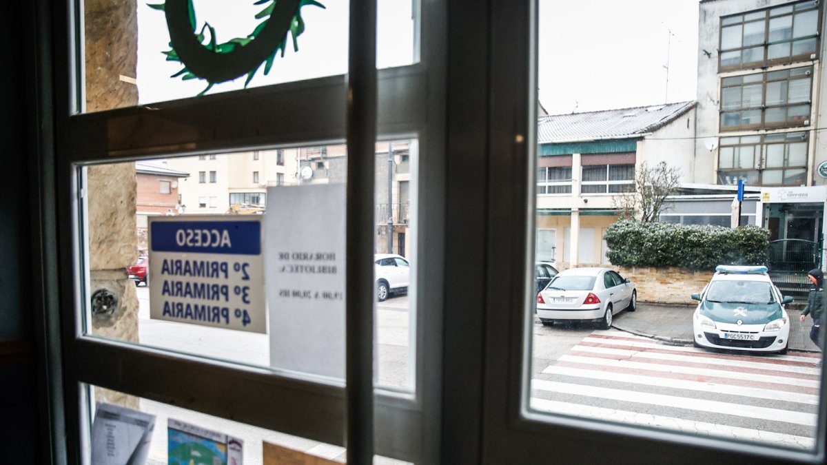El colegio de Navaleno ha necesitado de vigilancia por los actos delincuentes protagonizados por este vecino.