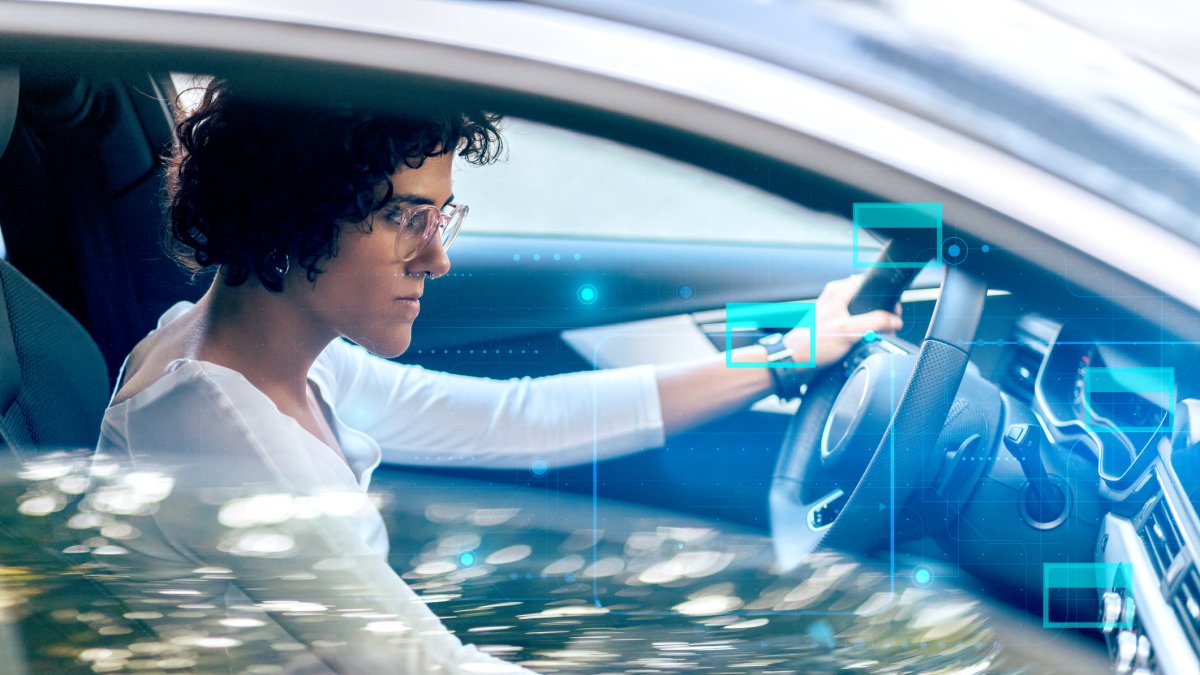 Mujer al volante en coche conectado