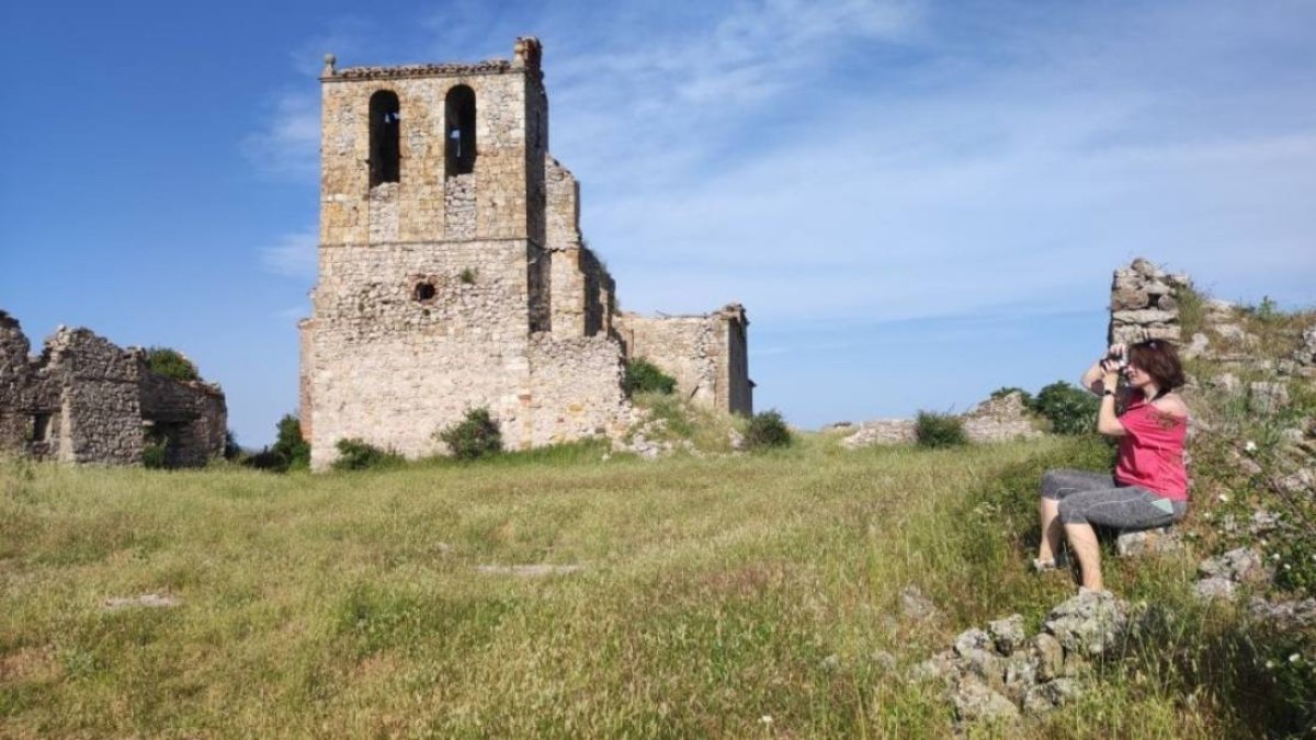 Restos de la iglesia de Peñalcázar, un antiguo pueblo de Soria que quedó sin habitantes y hoy conserva parte de su patrimonio histórico.