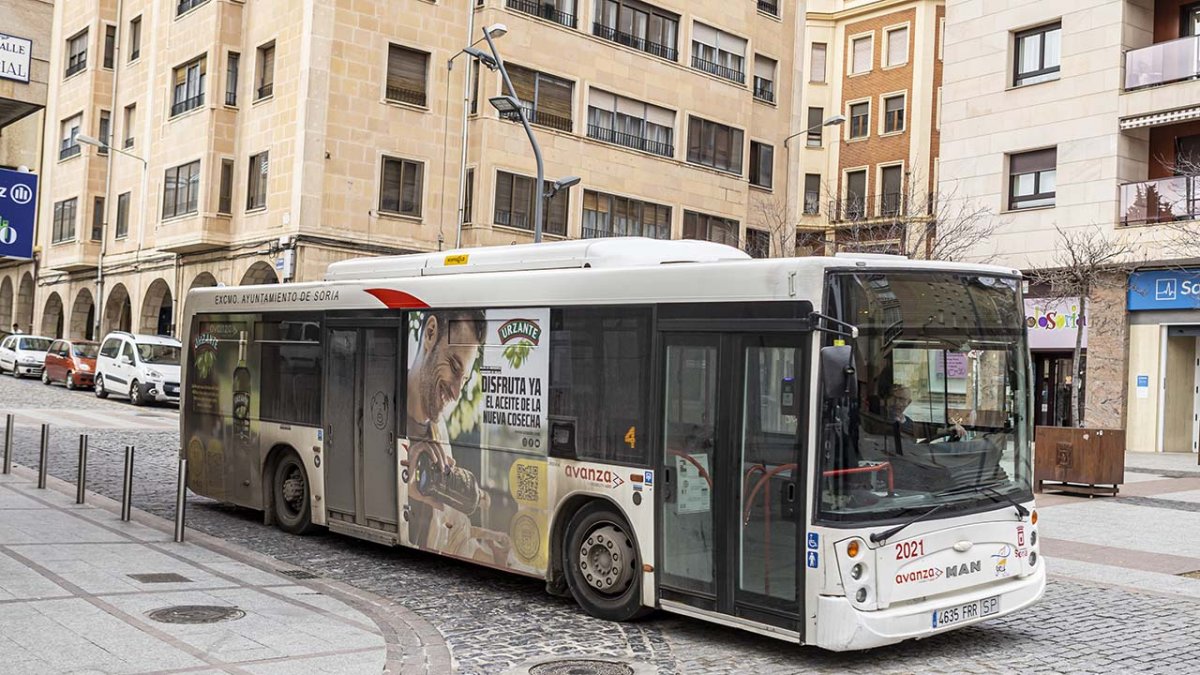 Un autobús urbano en la calle Sagunto.