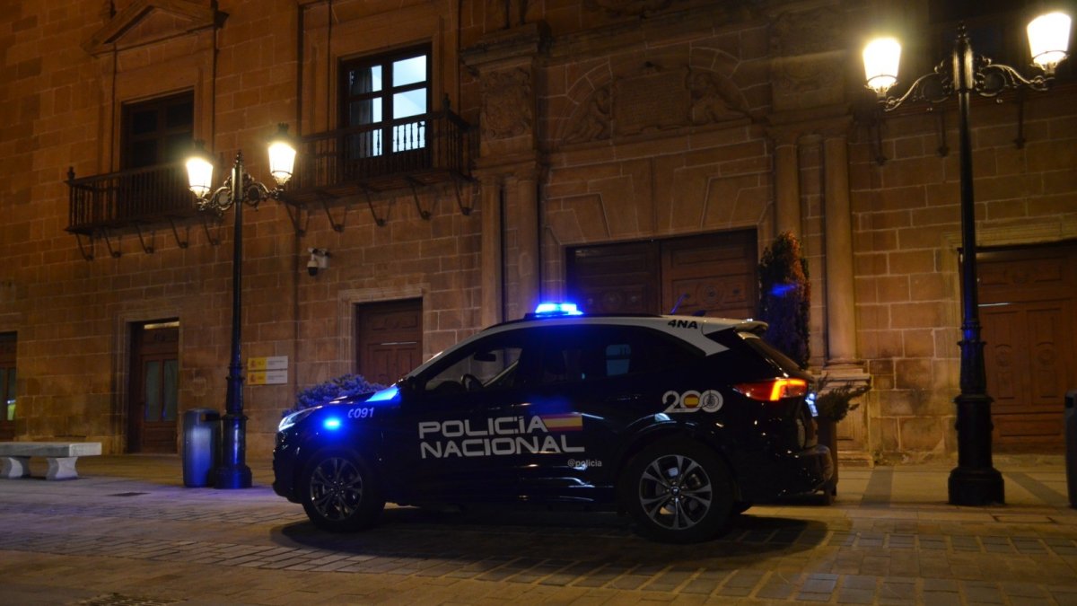 Vehículo de la Policía Nacional de Soria junto a los juzgados de Condes de Gómara.